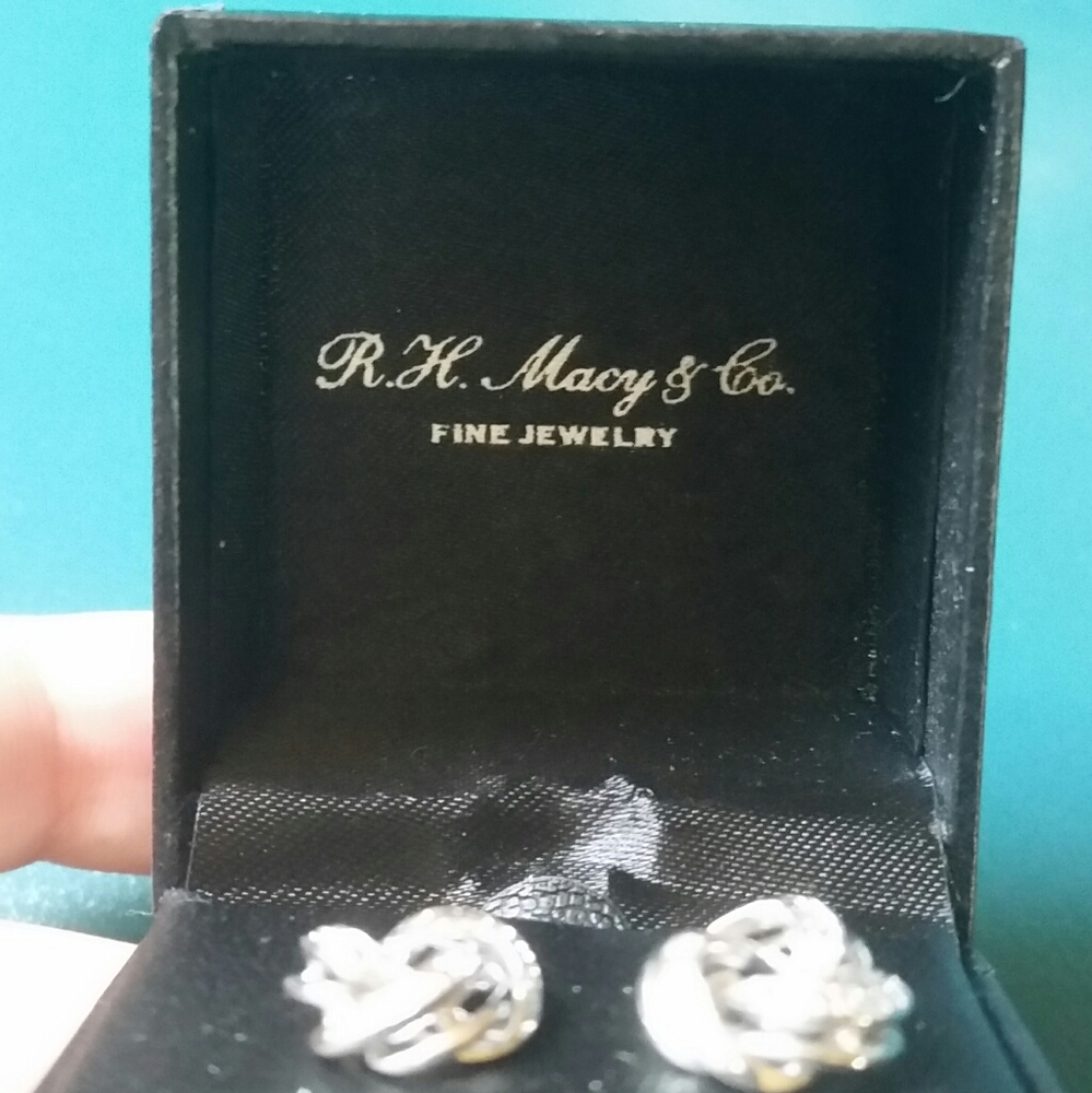 NWT Genuine Diamond love knot stud earrings - Picture 6 of 9